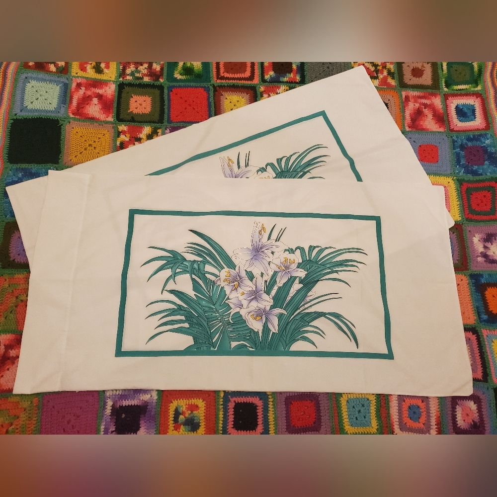 Vintage Pair Of Wamsutta Iris Floral King Pillowcases Purple Green Body Pillow